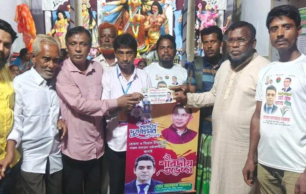 হোমনা-তিতাসে মনোয়ার সরকারের পক্ষ হতে বিভিন্ন পূজামণ্ডপে শুভেচ্ছা বিনিময় ও উপহার সামগ্রী বিতরণ